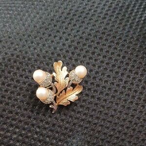 Vintage Elegant Gold and Pearl Brooch